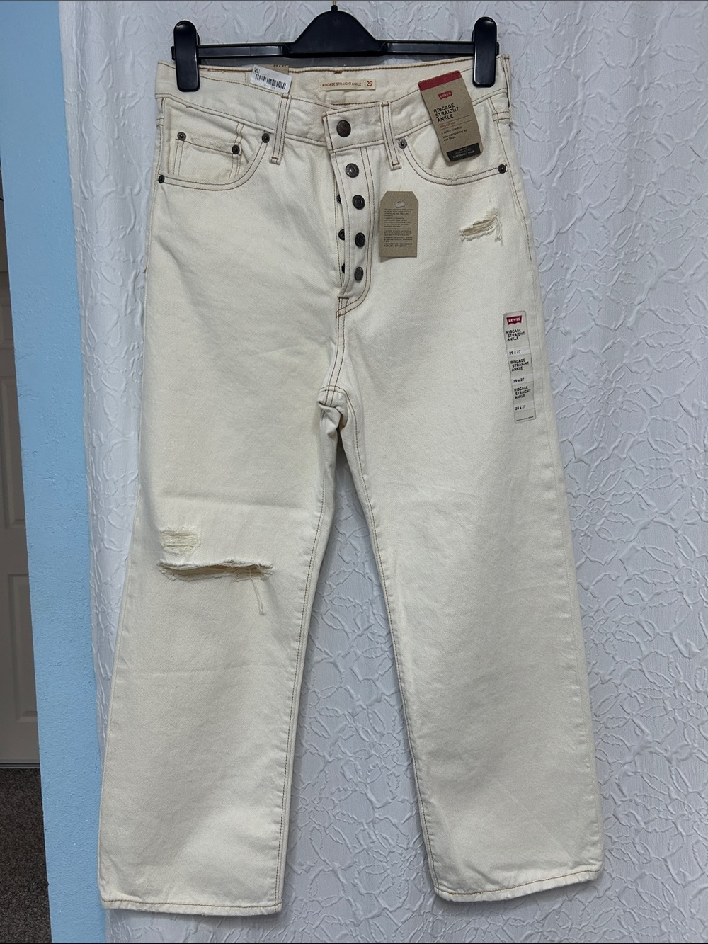 New with tags.  Women’s Levi's Cream Rib Cage Relaxed Button-Fly Jeans